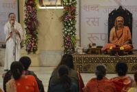 Shri Praveen Kadle, President - Standing Committee addresses the gathering during the Dharma Sabha